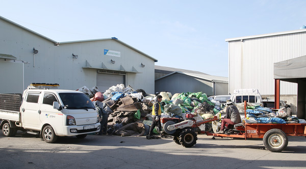 경운기부터 손수레, 트럭 , 승용차 등에 그동안 모아온 폐농자재를 가지고 나온 농민들.