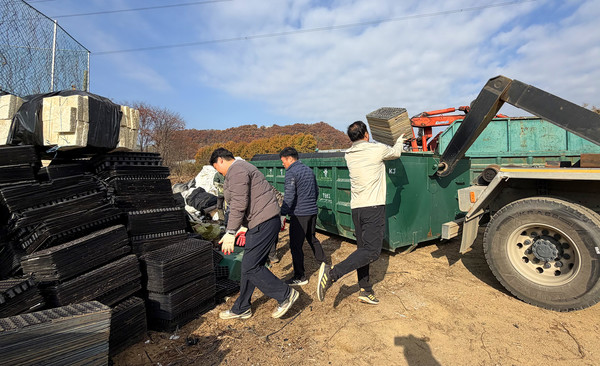 수거장에 모은 폐농자재를 트럭에 싣고 있는 농민단체와 신도농협 직원들.