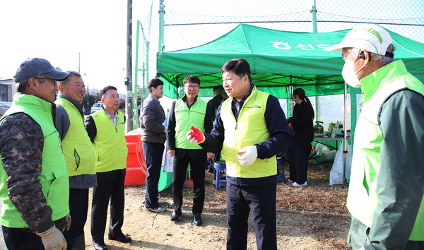 홍성규 신도농협 조합장이 조합원들에게 환경활동에 대해 이야기를 나누고 있다.