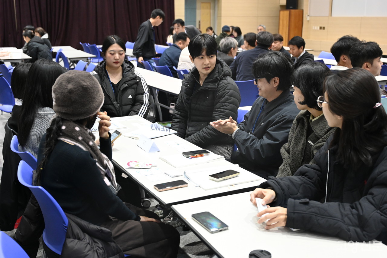 참가자들이 분임토의를 진행하는 모습. [사진제공=바른지역언론연대]