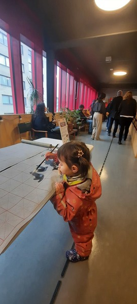 한 어린이가 공갈 젖꼭지를 물고 한글 쓰기, 서예 그림그리기 체험활동에 빠져있다.  [이철규 북유럽특파원]