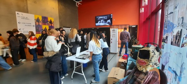 한국문화 행사날 한국문화체험부스 풍경 : 현지유학생들이 행사진행요원으로 활동하고있다. [이철규 북유럽특파원]