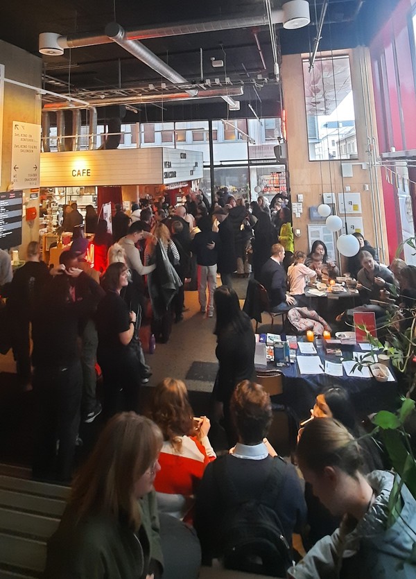 한식체험행사장 모습, 줄이 길게 늘어서 있다. [이철규 북유럽특파원]