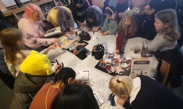 한국문화 체험 : 딱지(TTAKJI) 만들기 체험에 노르웨이 학생들이 모여있다.  [이철규 북유럽특파원]