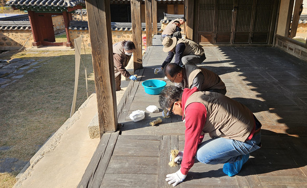 행주서원에서 '사유를 소유하다'라는 주제로 마루 콩댐 행사가 진행됐다.