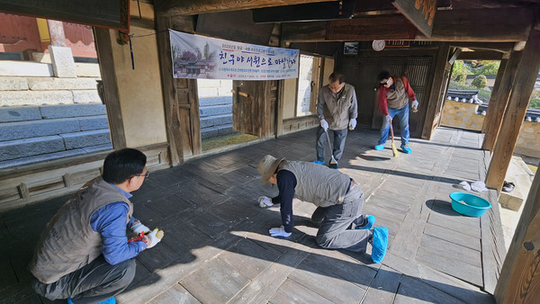 조심조심 정성을 다해가며 콩댐을 하는 참여자들. 