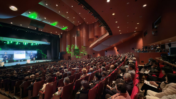 원당농협 동행콘서트에서 이창림 조합장이 조합원들에게 인사말을 전하고 있다.