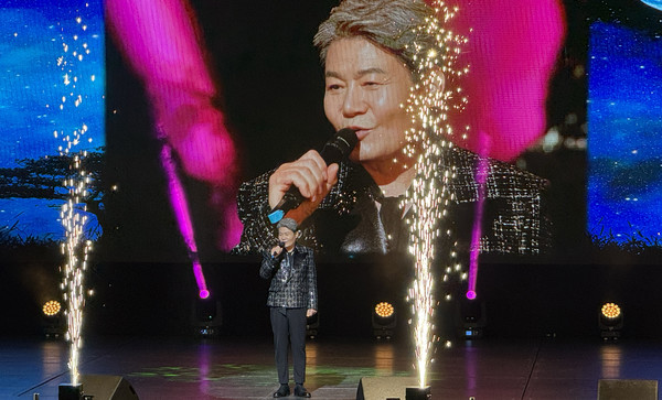 가수 진성이 열띤 무대를 선보이며 조합원들에게 큰 박수를 받았다.