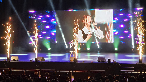 고양시 출신 트로트 가수 홍지윤도 조합원들과 하나되어 멋진 공연을 선보였다.