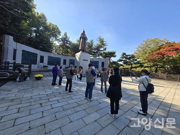 수강생들이 김옥석 문화관광해설사의 설명을 듣고 있다.