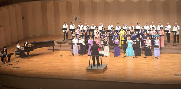  일산노인종합복지관이 주최한  호수그린합창단 정기연주회 ‘호수가 그린 하모니’가 열리고 있다.