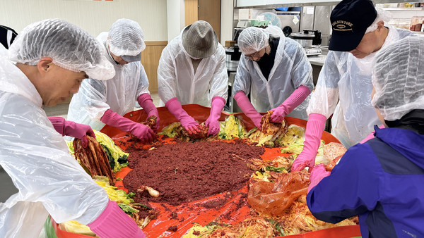 원흥종합사회복지관이 ‘만·남’(만나서 만들고 나누는 남자들) 김장 행사를 진행하고 있다.