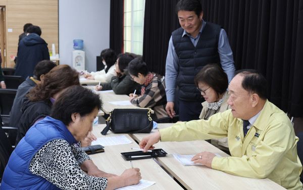  장순복 조합장이 검진 현장을 찾아 조합원 복지 증진을 위한 지도농협의 노력을 함께하고 있다.