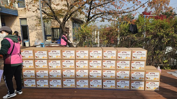 행신동 주민자치회와 다병원이 취약계층에 전달하기 위해 준비한 '사랑 담은 김장' 박스.