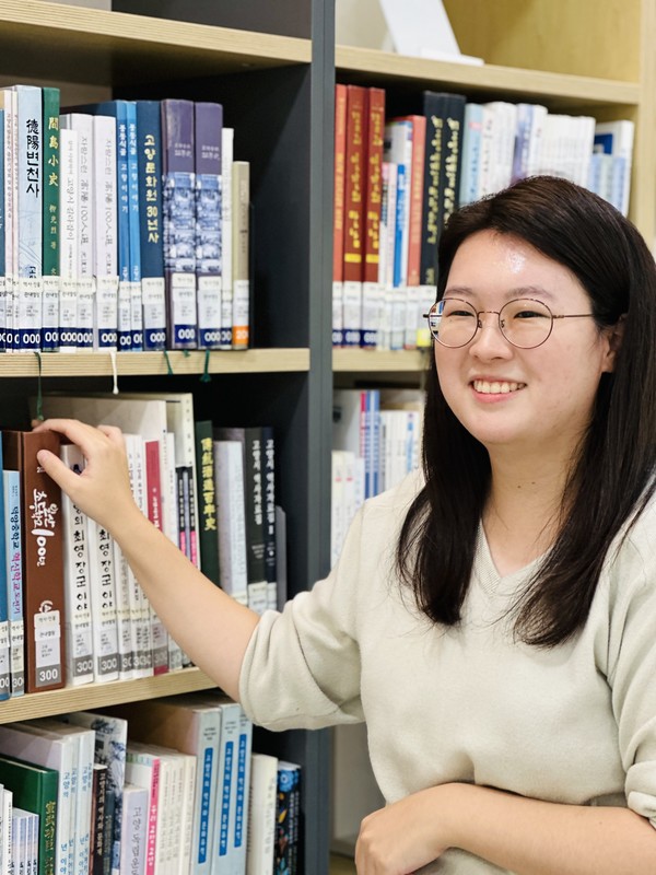 향토문화자료실에서 포즈를 취한 윤희수 사서