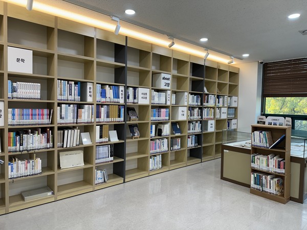 마두도서관 향토문화자료실. 서가 한쪽에 아카이브 책장이 마련돼 있다.