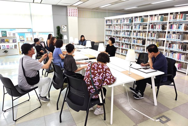 마을 기록가들이 아람누리도서관에서 1차 인터뷰하는 모습