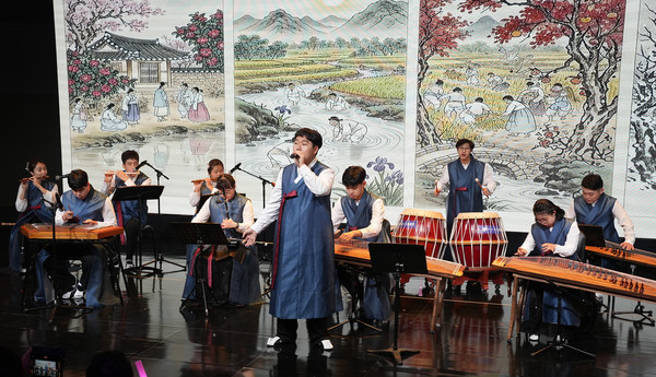 고양시장애인종합복지관 국악예술단 ‘손울림’이 EBS 스페이스홀에서 제1회 정기공연을 진행하고 있다. 20~30대 성인 발달장애인으로 구성된 단원들이 가야금, 해금, 양금, 소금, 타악기 등 다양한 국악기를 연주하며 무대 위에서 열정과 감동의 하모니를 선보였다.