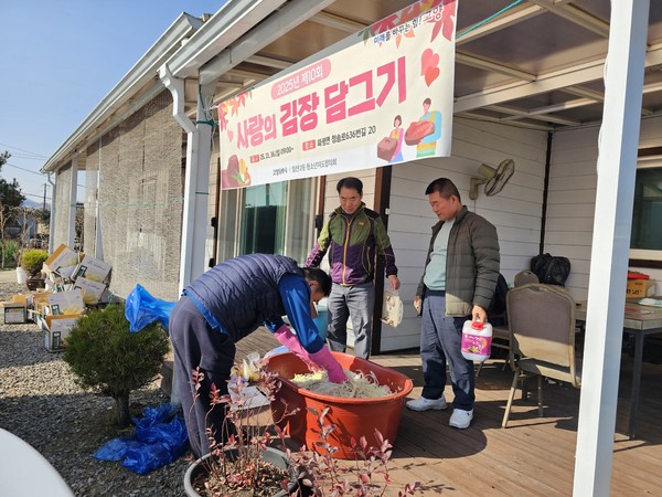 김장소를 버무리고 있는 회원들