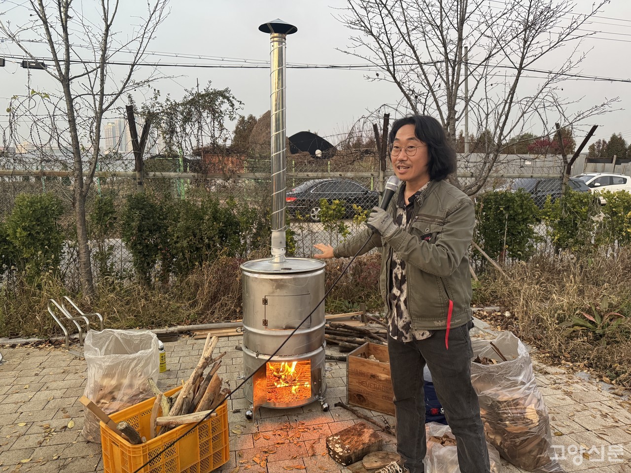 (2025) 퍼포먼스를 설명 중인 리혁종 입주작가