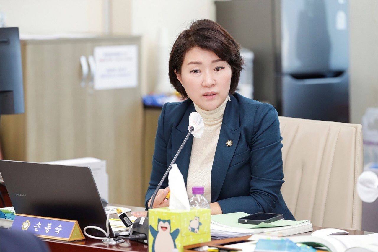 17일 푸른도시사업소에 대한 행정사무감사를 진행하고 있는 손동숙 의원(장항1·2, 마두1·2, 국민의힘)