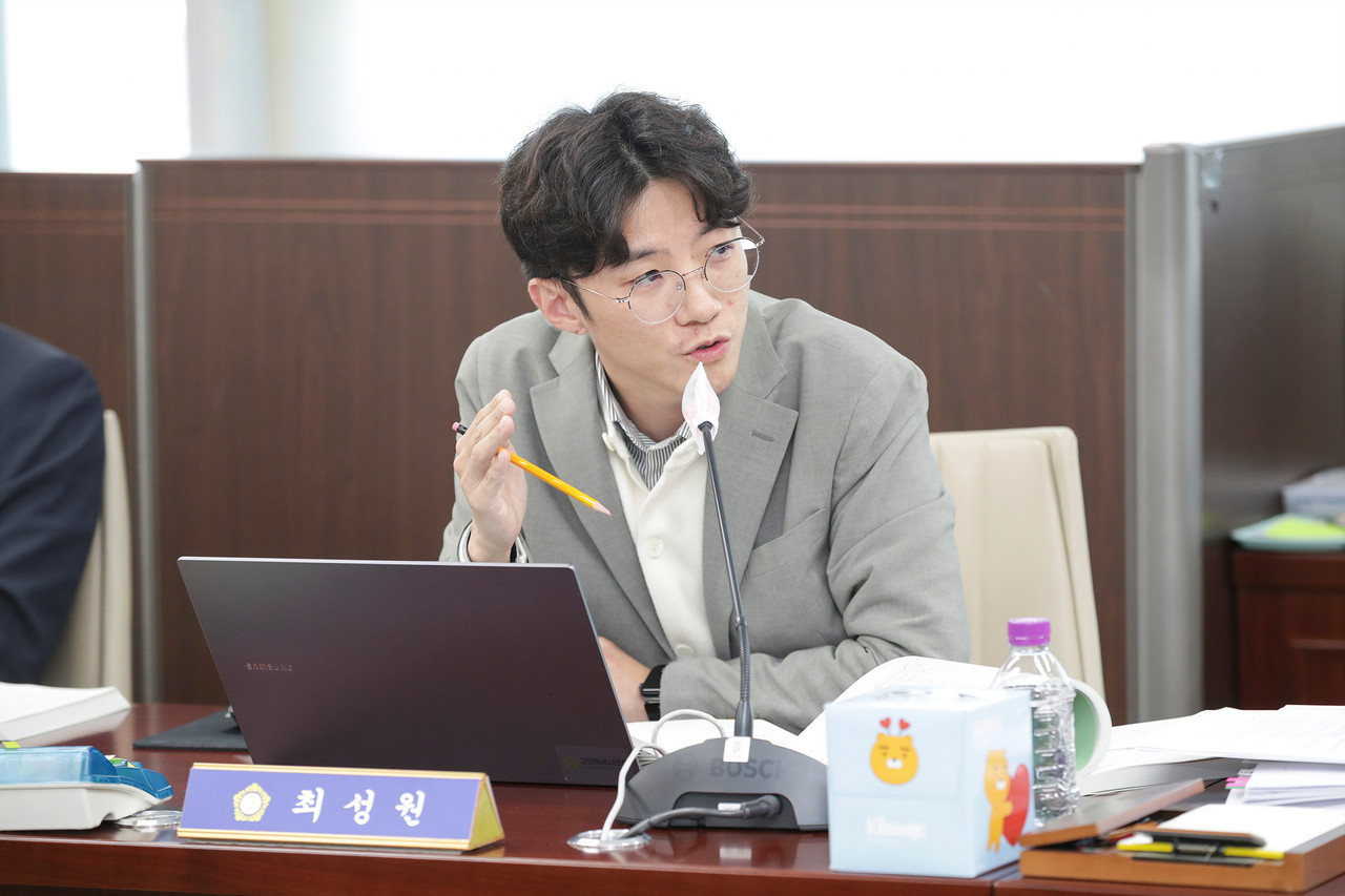 최성원 시의원(주엽1·2, 더불어민주당)은 지난 17일 일자리재정국에 대한 행정사무감사에서 고양시 청년기본소득 중단 결정을 질책했다.