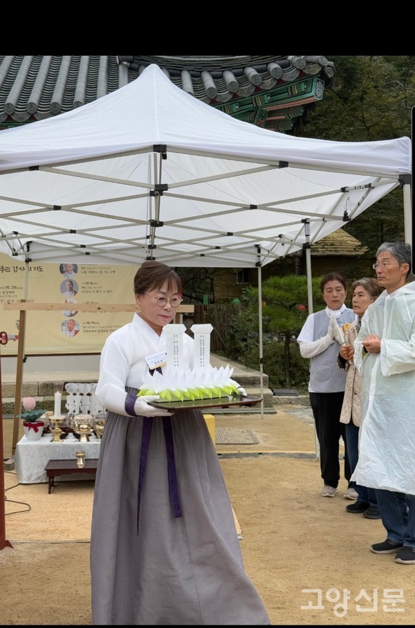 문주연 단원은 국행 수륙재에서 위패를 드는 봉사로 참여했다.