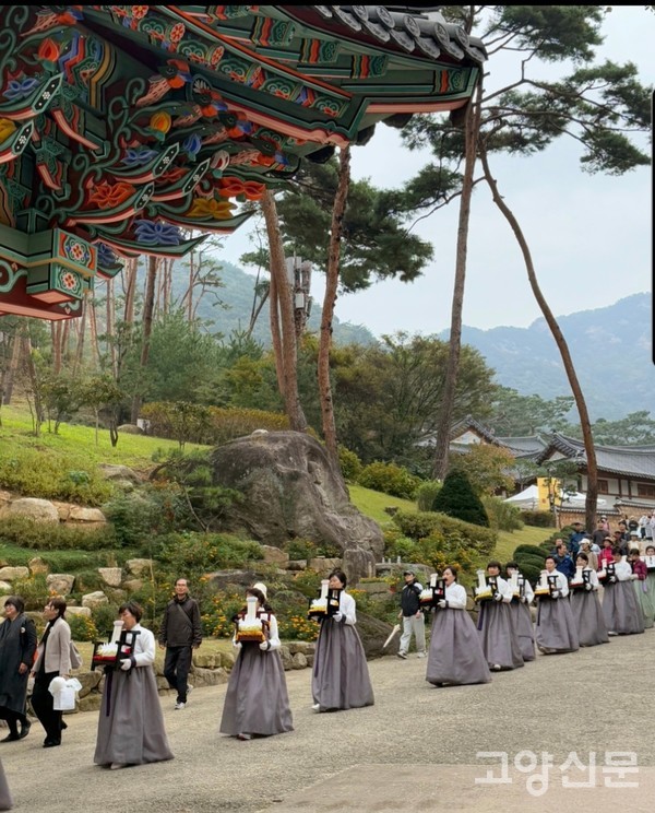 위패를 들고가는 행렬