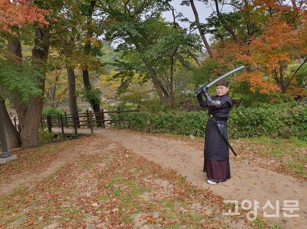 검무복을 입고 무술을 연습 중인 문주연씨.