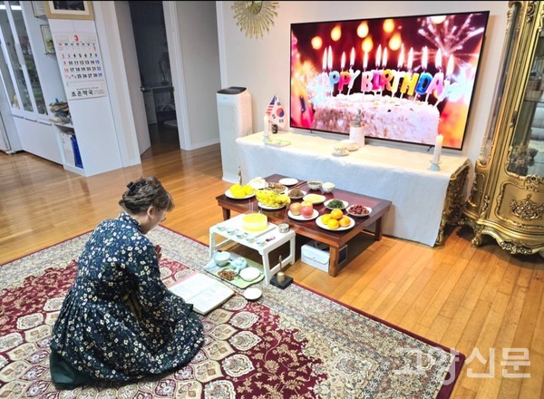 돌아가신 친정아버지를 위해 집에 기도방을 마련한 문주연씨. 오는 12월 14일이면 3년 기도가 마무리된다.