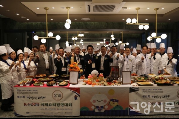 노상환 대표, 서요섭 전무, 문병원 상무, 김민재 상무가 참가자들과 출품작 메뉴 앞에서 기념사진을 찍었다.