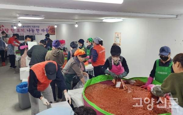 감칠맛나는 양념을 준비 중인 참여자들.