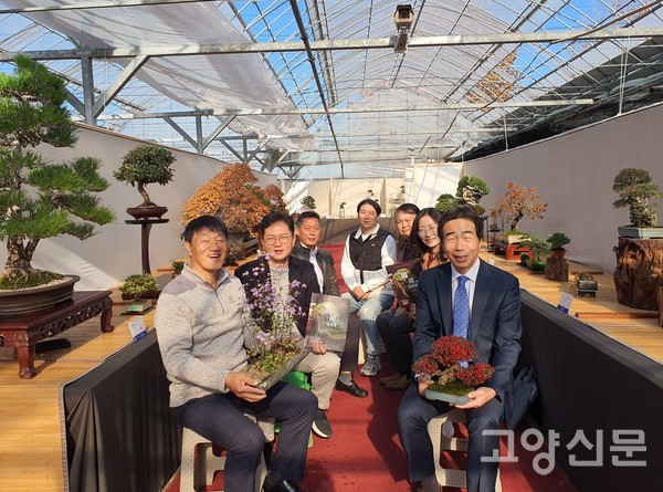 권지선 농업기술센터 소장(오른쪽)과 김경태 경수원 원장(왼쪽)이 기념사진을 찍었다. 전시 첫날 지역화훼인, 분재활동가 등100여 명이 찾았다.