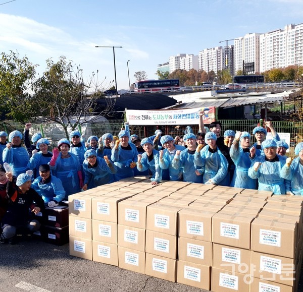 3일 동안 회원들이 나눔용 김장을 한 후 기념사진을 찍었다.