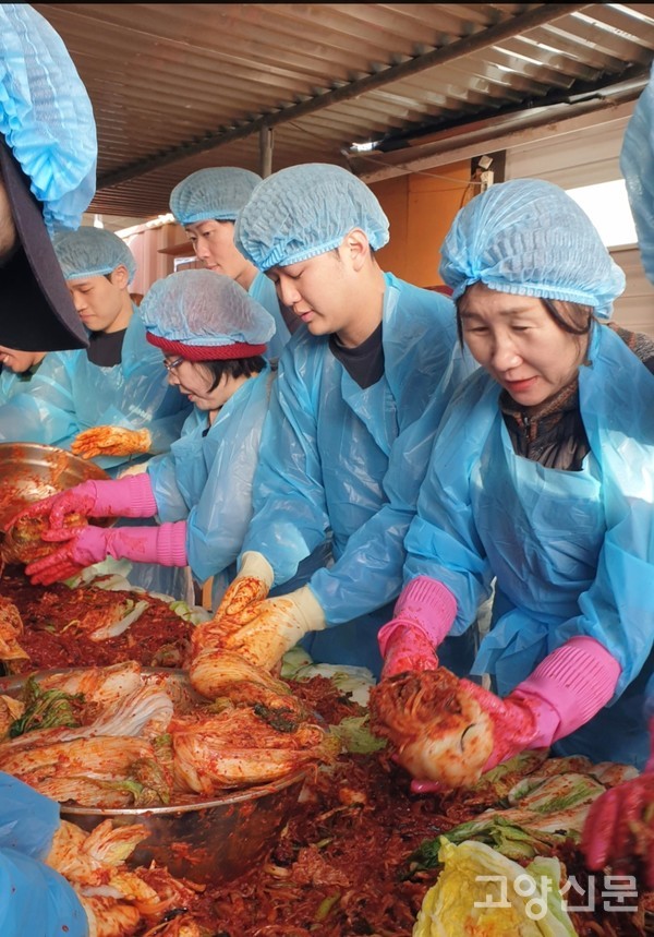 회원들이 정성을 가득 담아 김치를 버무렸다.