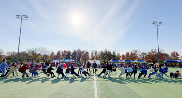 한마음체육대회에서 줄다리기를 하는 학부모와 관계자들. 저 너머엔 아이들의 힘찬 응원이 있었다.