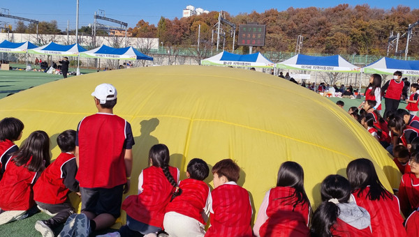 지역아동센터 아이들이 체육대회를 즐기고 있다.