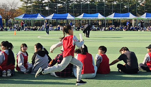 달리기를 하는 학생들. 이날 릴레이는 응원과 짜릿함의 하이라이트였다.