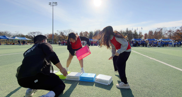 피라미드 탑 쌓기는 2인 1조가 된 화합의 경기였다.
