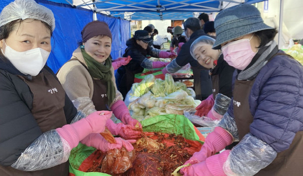 김장을 하는 장항2동 주민자치회 위원들.