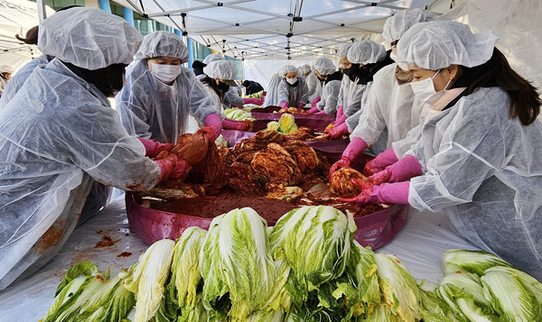 김장을 담그는 참여자들.