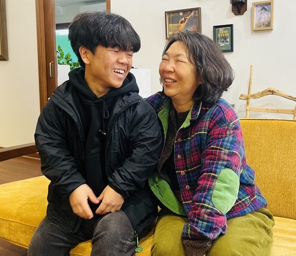 김소망군이 엄마 김주연씨와 함께 활짝 웃었다.