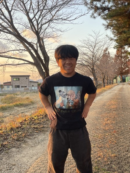 김소망군이 자신의 그림으로 제작한 티셔츠를 입고 포즈를 취했다.