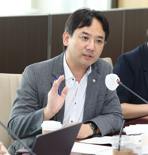 송규근 의원이 고양시가 추진 중인 ‘시민복지재단 설립’ 계획의 구조적 문제를 짚으며 보류 필요성을 제기했다