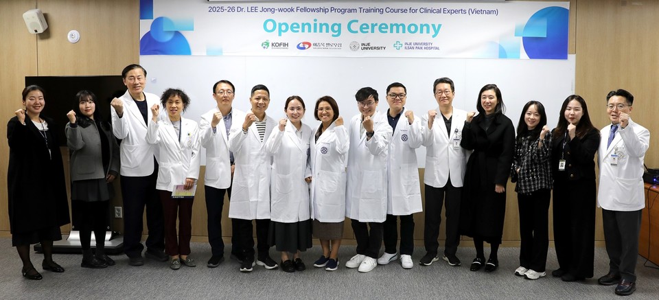 일산백병원이 베트남 의료진 5명을 초청해 지난 14일 '이종욱펠로우십 프로그램 임상과정 연수교육' 입교식을 개최했다. [사진제공= 일산백병원]