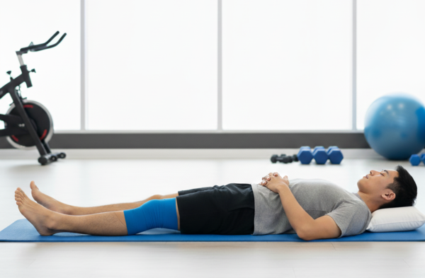 이도훈 원장은 파열 초기 2주 기본 재활에 대해 "무릎 아래 베개 없이 다리 곧게 펴기, 발뒤꿈치 바닥 대고 힘주어 유지, 엎드려 무릎 펴지도록 두는 것이 초기 재활 핵심"이라고 설명했다.[사진= AI제작]