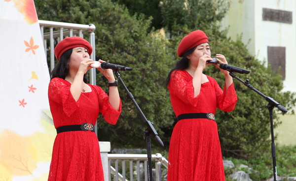 클라라는 축제 성격에 맞는 음악적 컬러로 보는 이들로 하여금 흥이 나게 한다.