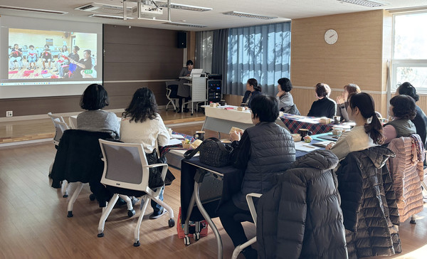 향동종합사회복지관이 고독사 예방 사회관계망 형성 프로그램 ‘지화자’의 평가회와 수료식을 개최했다.