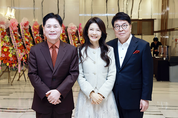 (왼쪽부터) 김진 전 중앙일보 논설위원, 김숙진 작가, 송기윤 배우(김숙진 작가의 남편)