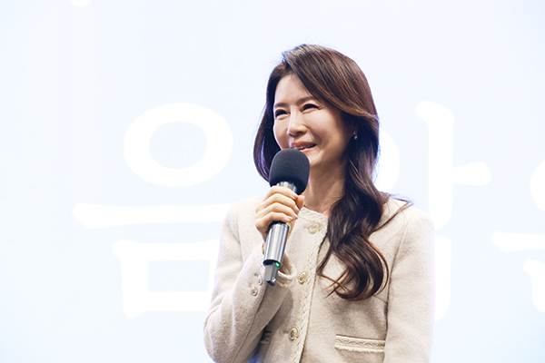 공연기획자이자 음악해설가인 김숙진 작가가 출판기념회 무대에서 인사말을 전하고 있다. 